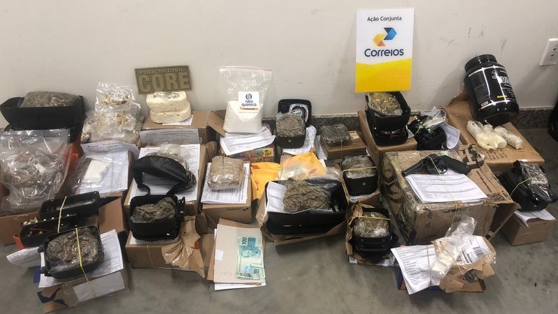 Um revólver calibre 38 e dez notas de R$ 100 falsificadas também foram apreendidas durante a sexta fase da 'Operação Correios' - Foto: Ascom PC
